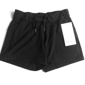BNWT Lululemon On The Fly MR Short 2.5” SIZE 4